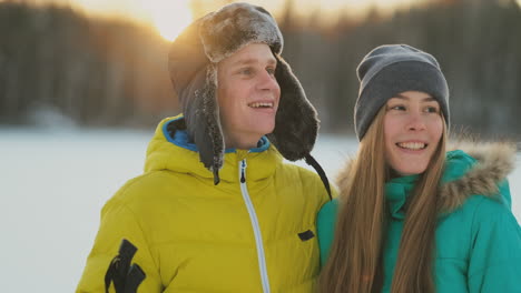 Liebevolle-Männer-Und-Frauen,-Die-Im-Winterwald-Skifahren-Und-Outdoor-Aktivitäten-Unternehmen-Und-Einen-Gesunden-Lebensstil-Führen.-Zeitlupe